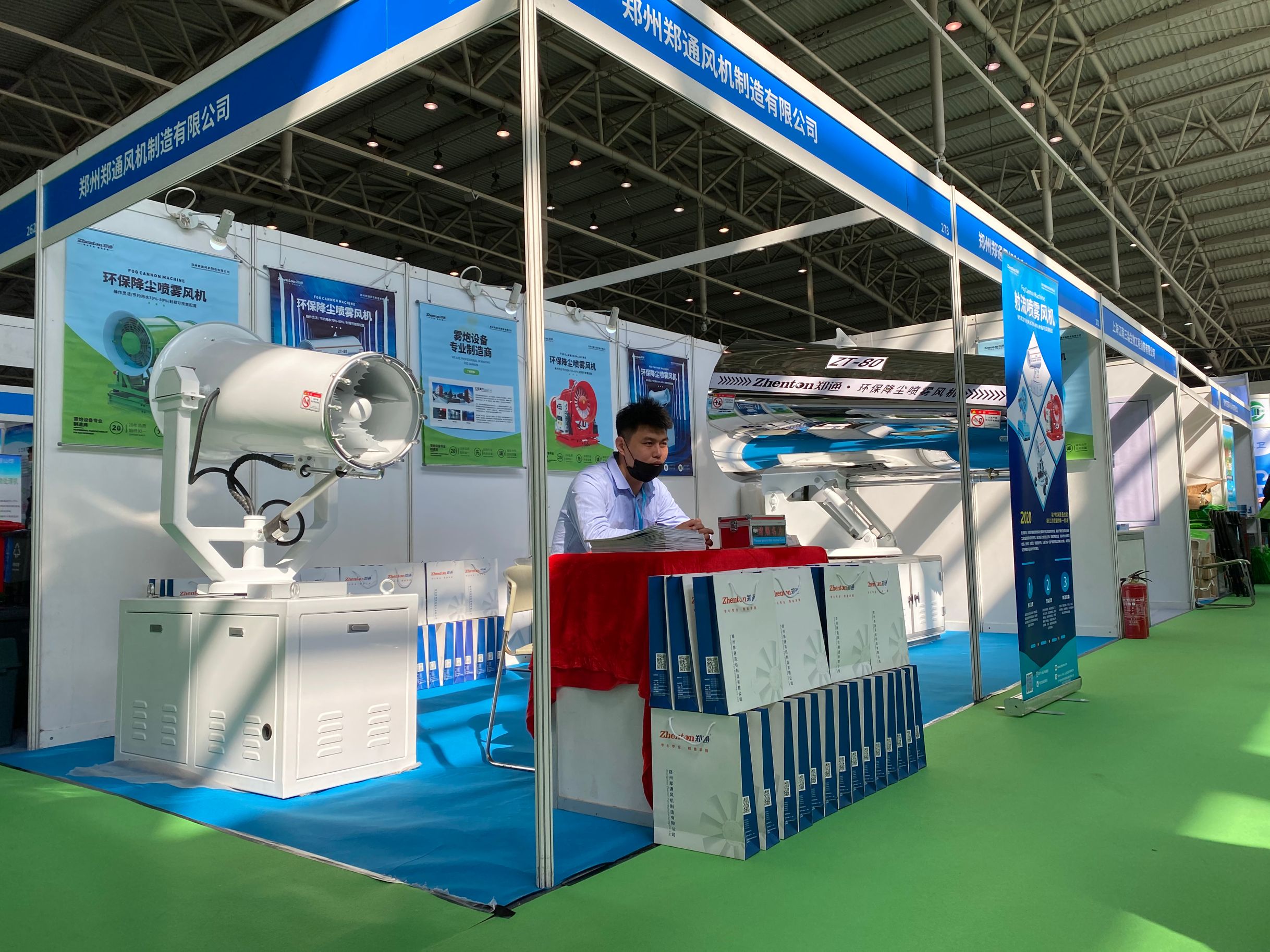 ZT-II-30錐體式炮霧機.jpg ZT-II-30錐體式炮霧機.jpg