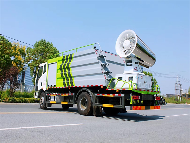 鄭通霧炮機(jī)廠家生產(chǎn)研發(fā)車載式霧炮機(jī)實拍圖